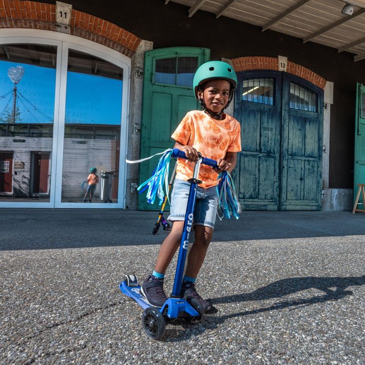 Micro Maxi LED Scooter - FAO Schwarz